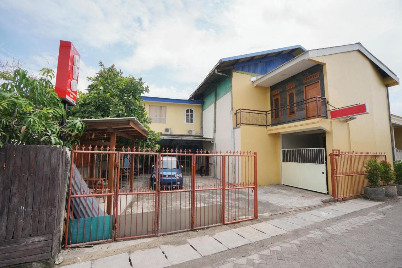 Oyo 2656 Az Zahra Residence Syariah Сурабая Екстериор снимка