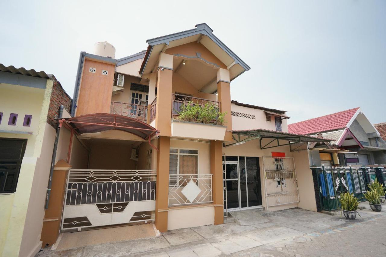 Oyo 2656 Az Zahra Residence Syariah Сурабая Екстериор снимка